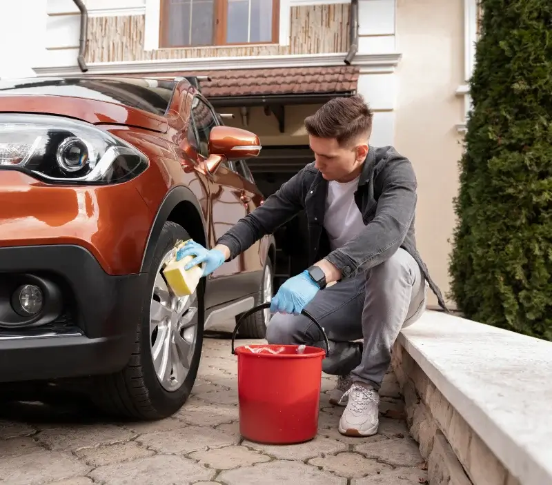 Lavage auto à domicile Gilhoc-sur-Ormèze : professionnel intervenant sur un véhicule
